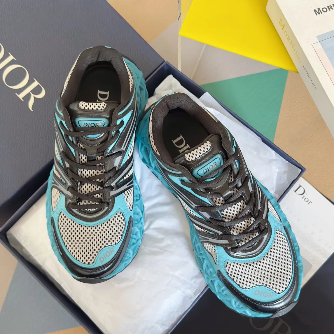 【DIOR】P:800💰 Men's 39-44. (Male 45.46 custom-made) Dior kawa Dior joint 2025ss casual sports shoes‼ ️ Reinterpret running shoes with dior’s haute couture style. b35 is made of fine-textured leather and mesh fabric materials. It can be worn in all seasons, is comfortable and breathable, and has many lines on the shoe body to outline details. It has a full retro three-dimensional feel and can create a casual look all year round!